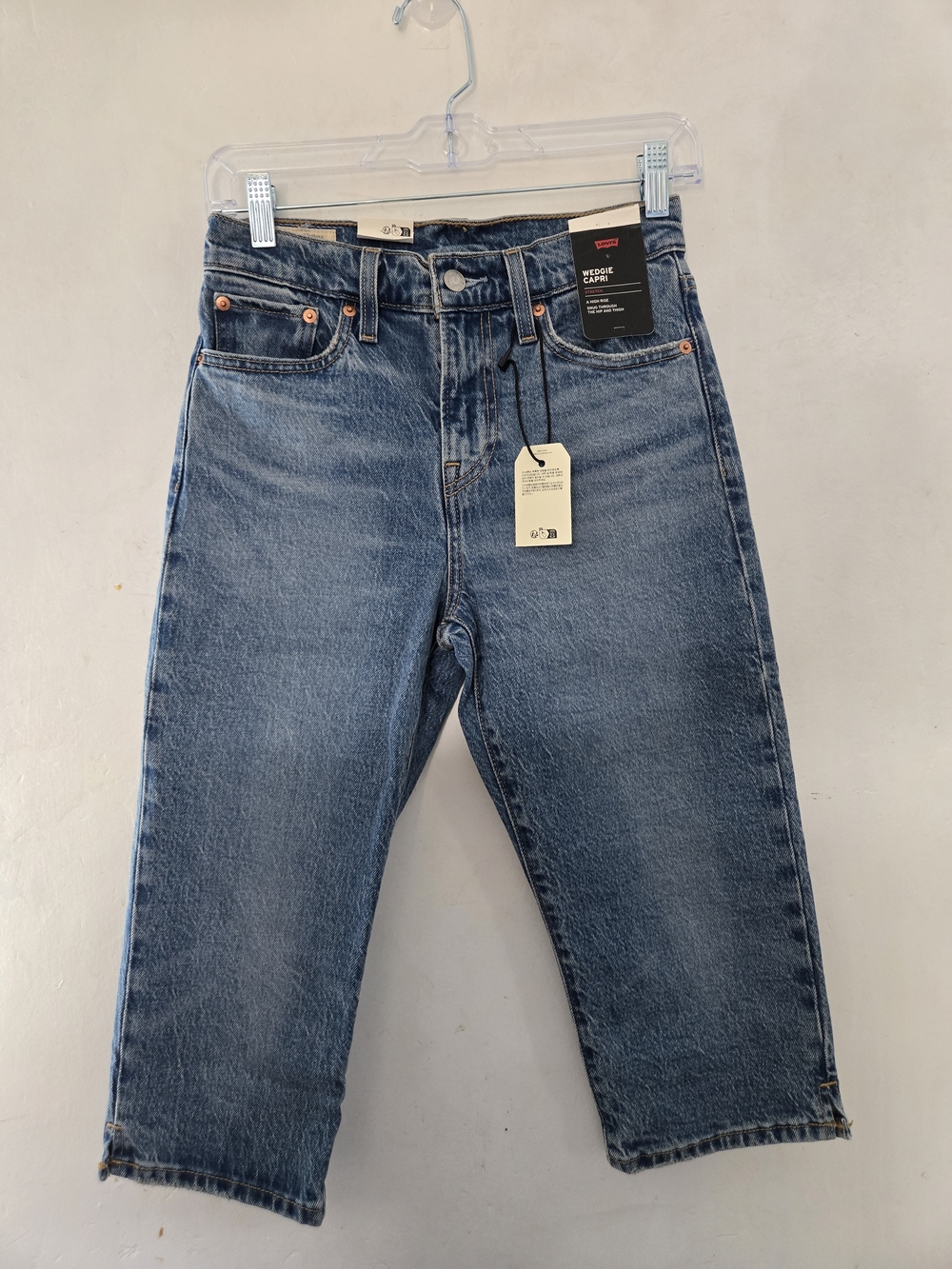 Levis Wedgie Capri